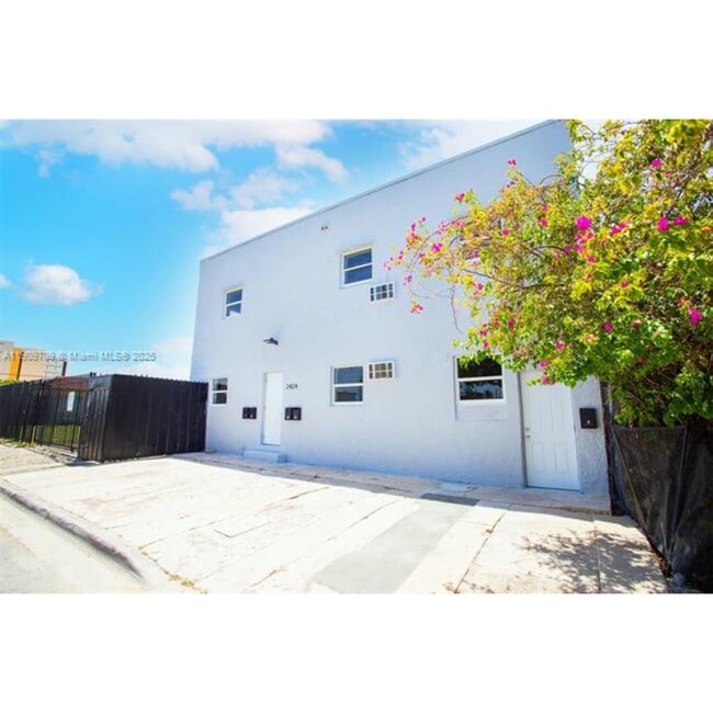 Building Photo - 2424 NW 7th Ct