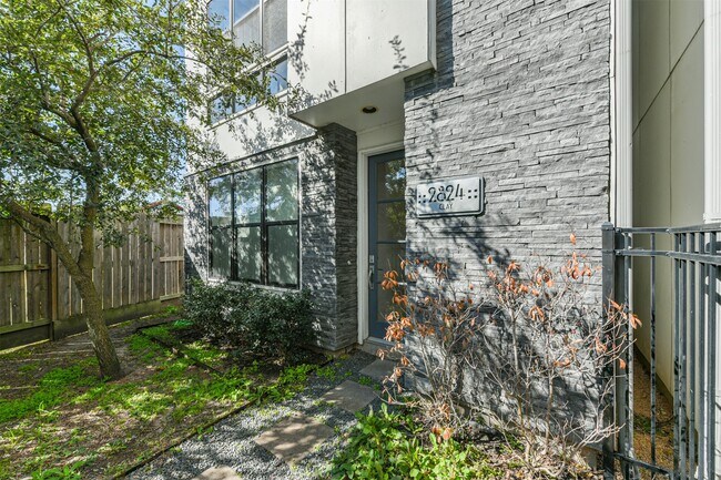 Building Photo - 2824 Clay St