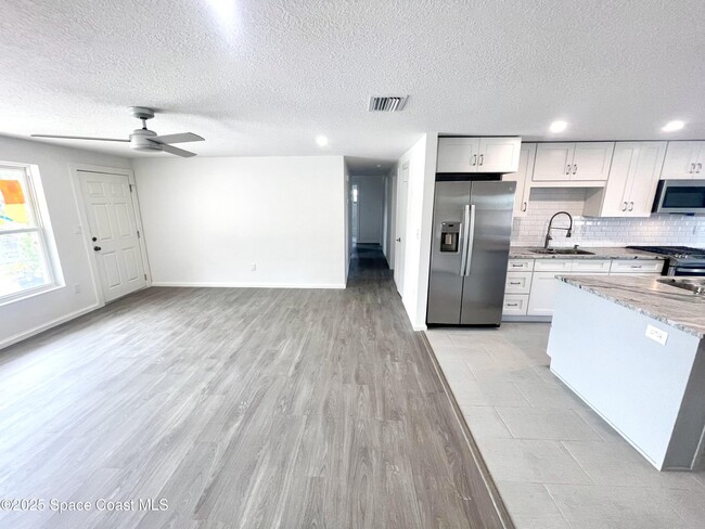 Building Photo - 620 Poinsetta Dr