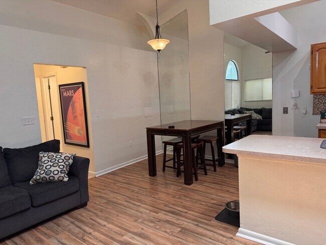 Building Photo - 2 Bed 2 Bath Home in Seranola Manor ! Fenc...