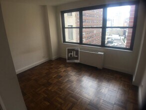 Building Photo - 5 AVENUE