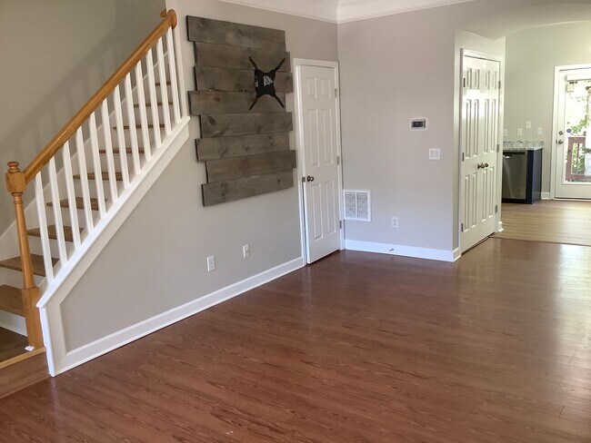 Foto del edificio - 2 bedrooms - 2 1/2 bath townhome - newly remodeled