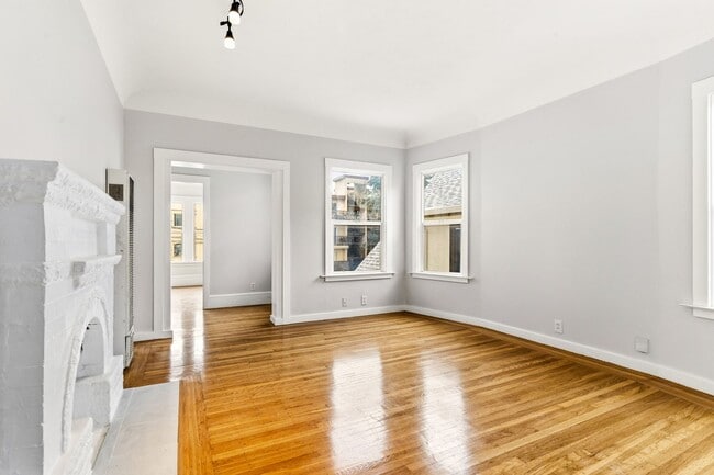 Building Photo - Fully Renovated 2 Bed, 1 Bath Oakland Home with In-Unit Laundry