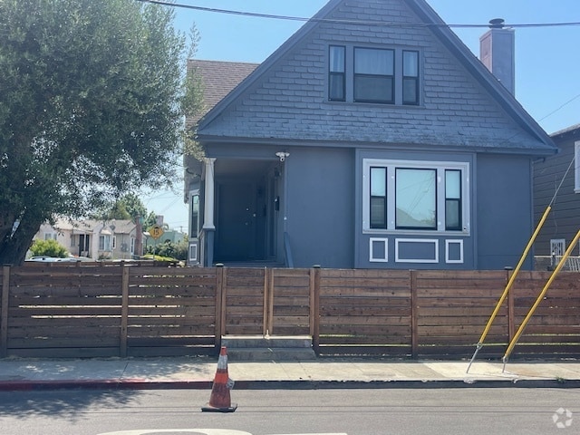 Building Photo - 936 Moorpark St