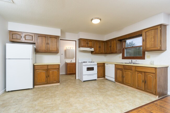 Building Photo - 14400 Pioneer Dr