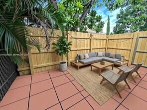 Building Photo - 1020 NW 33rd Ave