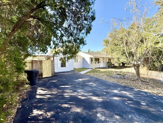 Foto del edificio - 2050 33rd Ave N