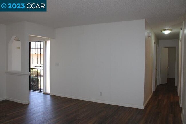 Building Photo - 118 Lotus Ct