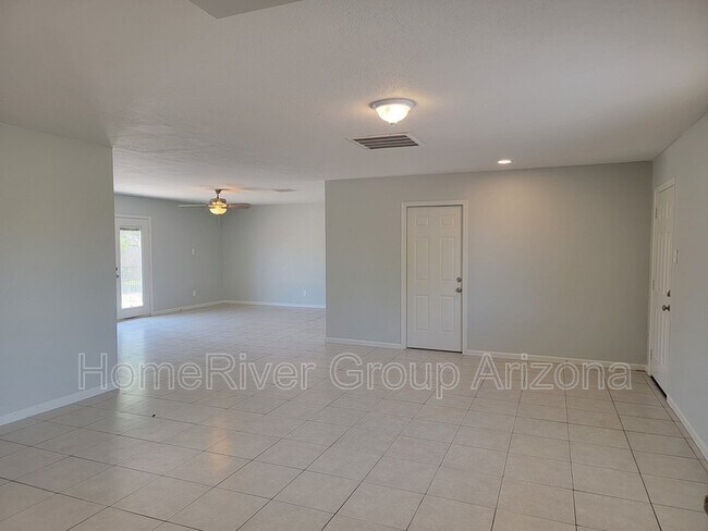 Building Photo - 6001 W Avalon Dr