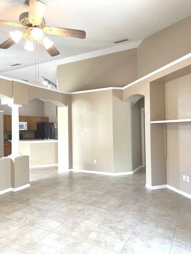 Building Photo - Lake Mary-Spacious 4/2 with Open and Scree...