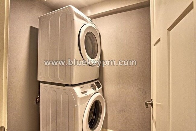 Building Photo - 2 Bed, 1 Bath Unit on Glisan Street