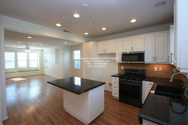 Foto del edificio - 3 Bed + 2.5 Bath Condo with a 2 Car Garage...