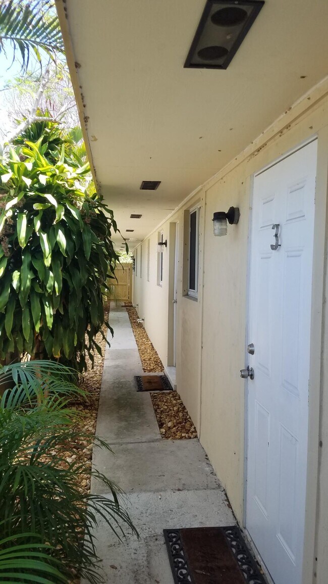 305 S Federal Hwy Unit 3, Lake Worth, FL 33460 Apartment for Rent in