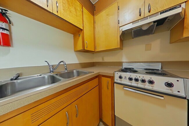 Building Photo - 2 Bedroom Apartment ~ Close to Campus ~ Ca...