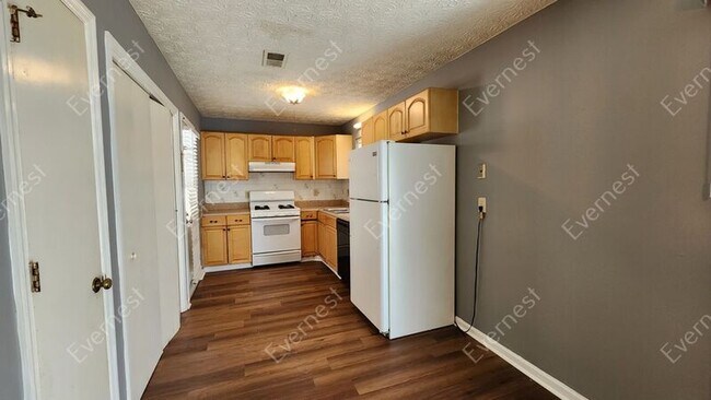 Building Photo - 2890 Valley View Dr