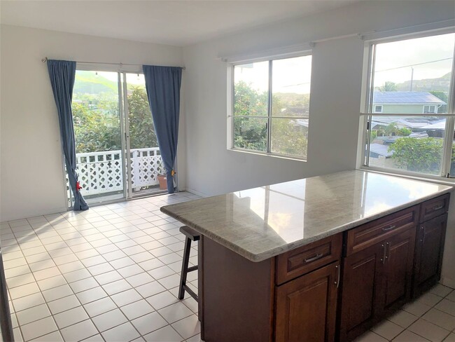 Foto del edificio - Spacious, Renovated 1 bedroom unit in Ench...