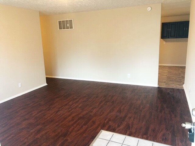 Building Photo - EAST - RECENTLY UPDATED 4 BEDROOM / 2 BATH HOME AVAILABLE NOW!