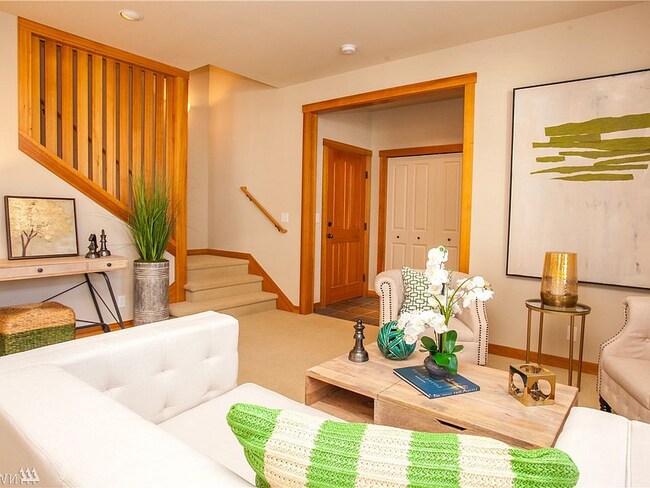 Building Photo - Nice Spacious Bainbridge Condo in heart of downtonw