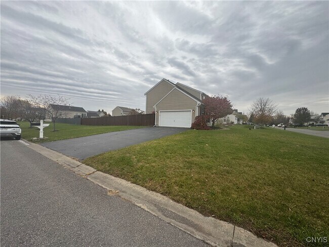 Foto del edificio - 5215 Harriet Fisher Dr