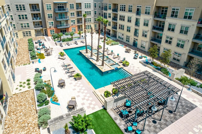 Piscina con estilo de centro turístico - Trove Southtown