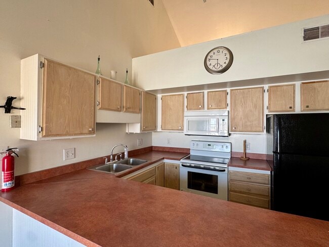 kitchen - 111 E 6th St