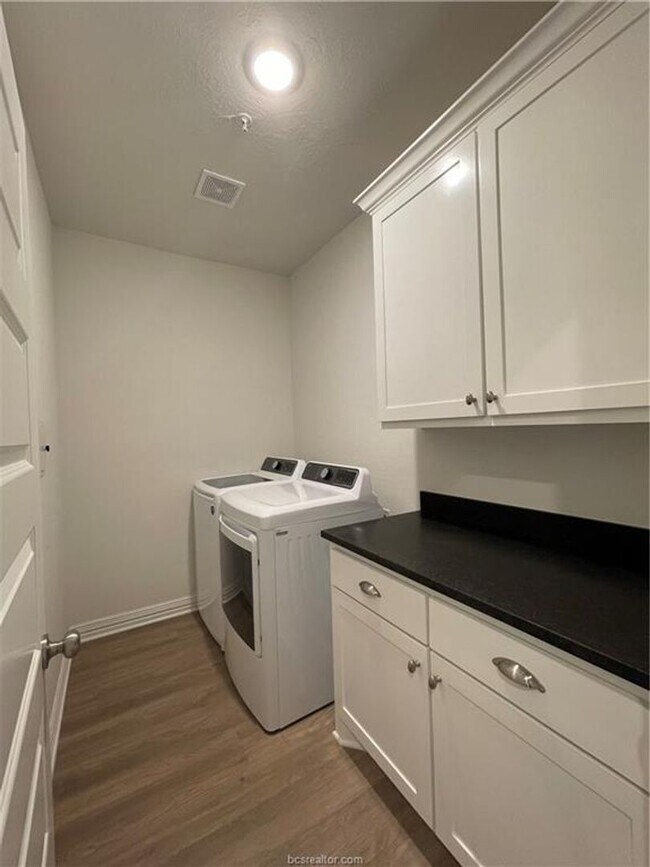 Foto del edificio - Brand New Townhome for Lease Available 12/...