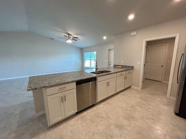 Building Photo - **COMING SOON** 4BED / 2BATH Available mid February!