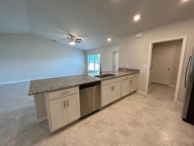 Foto del edificio - **COMING SOON** 4BED / 2BATH Available mid February!