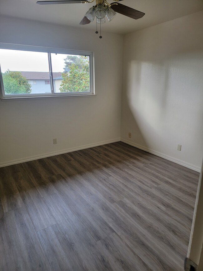 Building Photo - 180 Burnham Ct