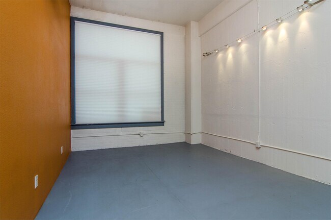 Building Photo - 163 W 200 S