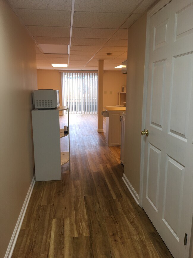 Building Photo - 2 Rosewood Dr