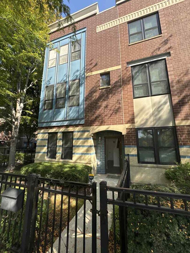 Primary Photo - 1153 N Cambridge Ave