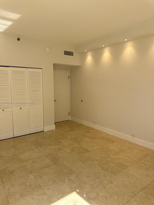 Foto del edificio - 251 Crandon Blvd