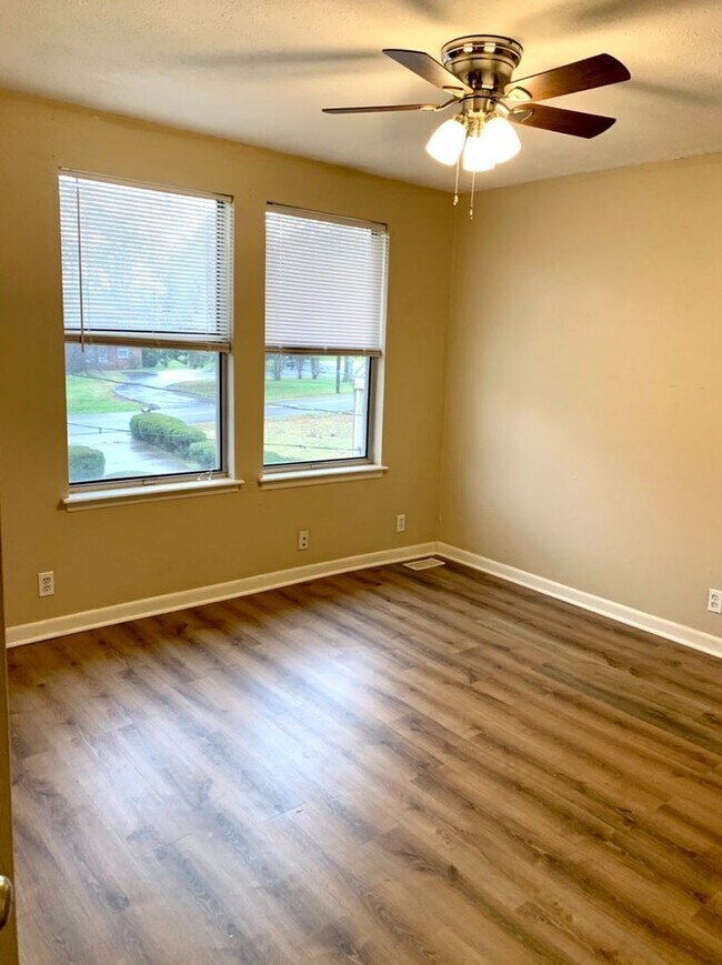 Building Photo - 2 Bedroom 1.5 Bath Duplex near Dan Mills i...