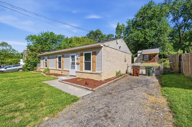 Building Photo - Newly Renovated Three Bed available to rent with move-in special!