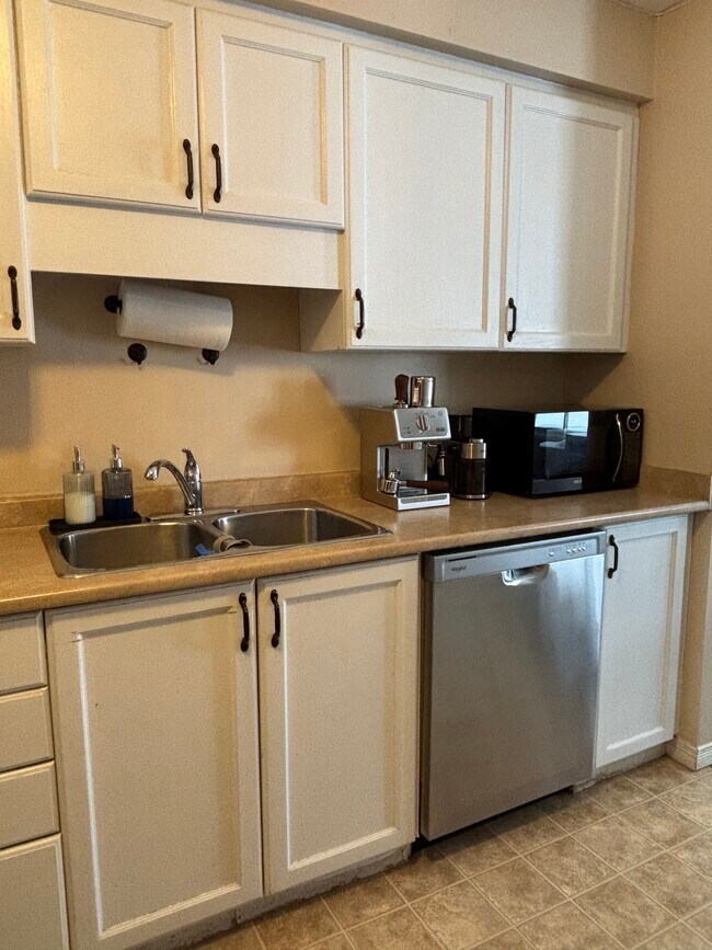 Building Photo - 645 Basswood St