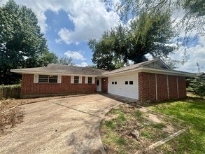Building Photo - 2013 Oaklawn Dr
