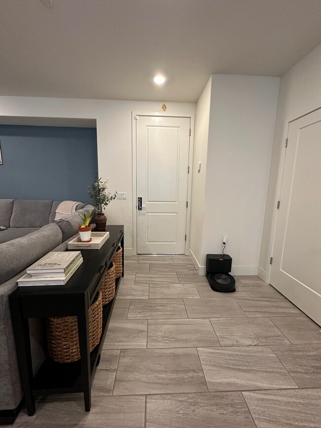 Entryway - 1660 Delano St