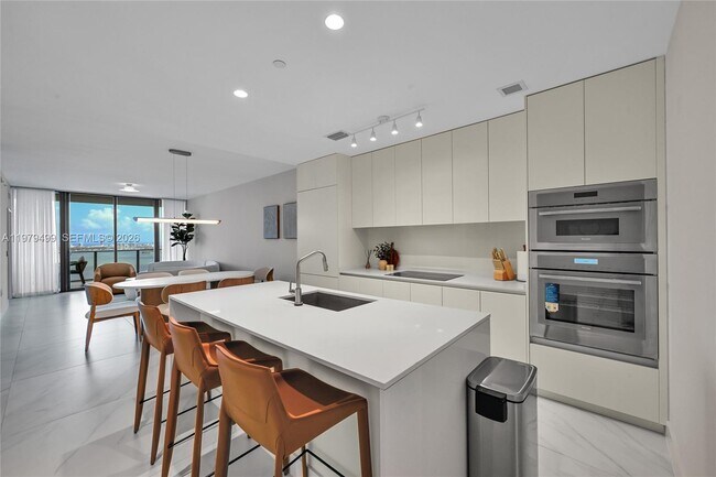 Building Photo - 700 NE 24th St