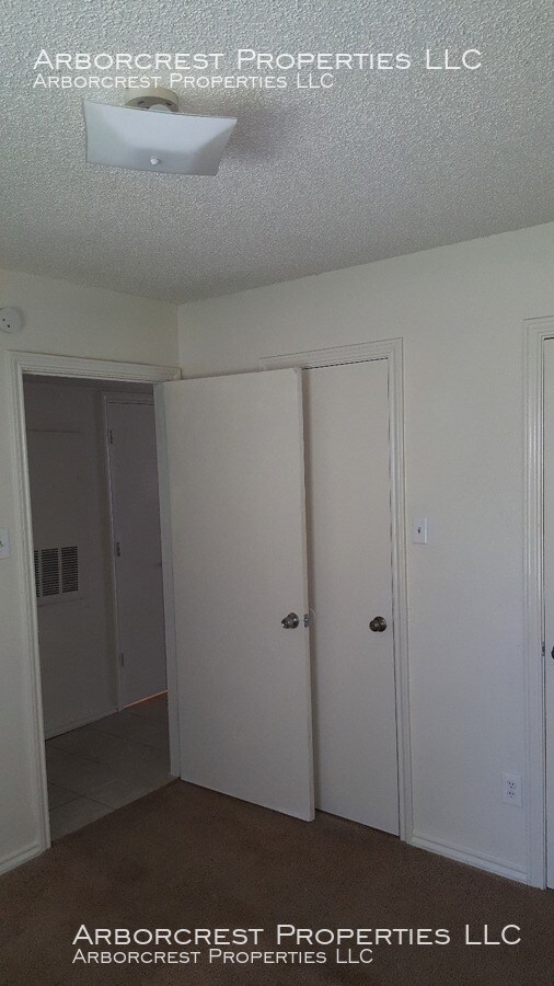 Building Photo - 1320 Bluffview Dr