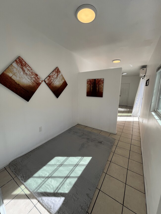 Foto del edificio - 8561 Orion Ave