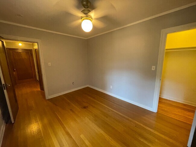 Foto del edificio - Queens Court Large Charming 1 Bedroom Available Now! Highly Desirable Queen Anne Location