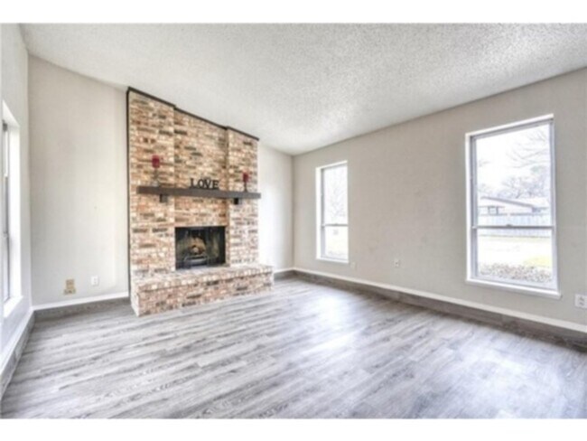 Building Photo - Nicely updated, beautiful home in HEB