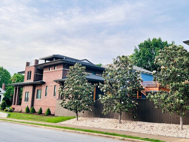 Building Photo - 800 Fatherland St
