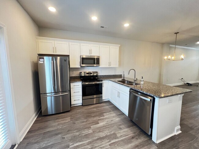 Foto del edificio - Available Now! - Pet Friendly 2 Bedroom, 2.5 Bath Townhome at Market Common! Cable and Internet I...