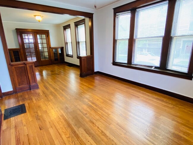 Building Photo - 4040 W Dickens Ave