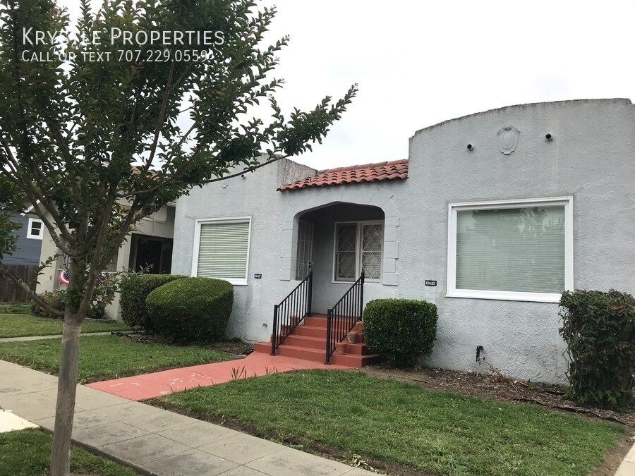 Primary Photo - Adorable and spacious duplex with garage