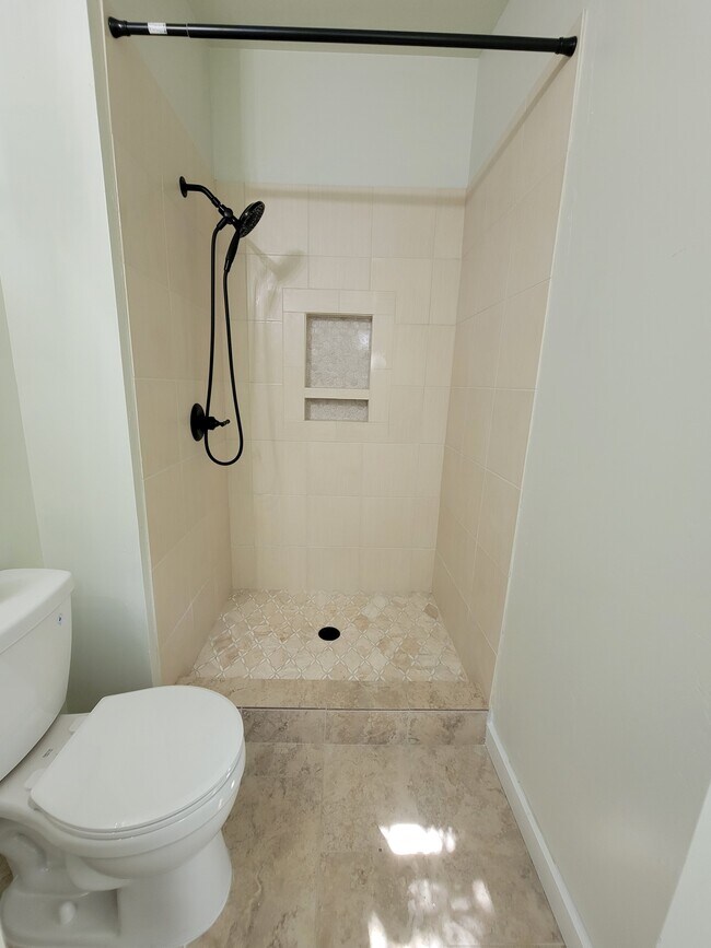Master Bath - 504 Avenue E