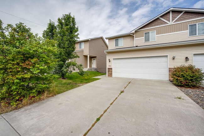 Building Photo - Charming Pullman Home