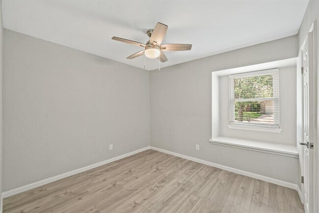 Building Photo - 3127 Mosby Dr